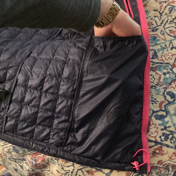 North Face lightweight down vest gently warn LIKE NEW IN GREAT CONDITION! - Picture 5 of 10